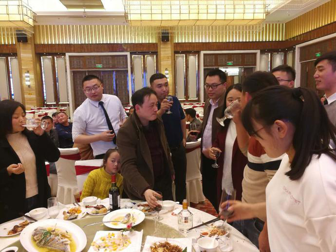 捷威房地产香槟壹号答谢盛典敬酒